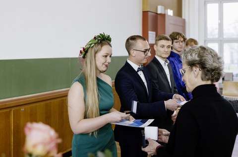 Die Rektorin übergibt Preise an Studenten.