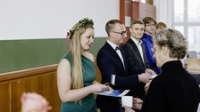 Die Rektorin übergibt Preise an Studenten.