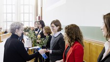 Die Rektorin übergibt Preise an Studenten.
