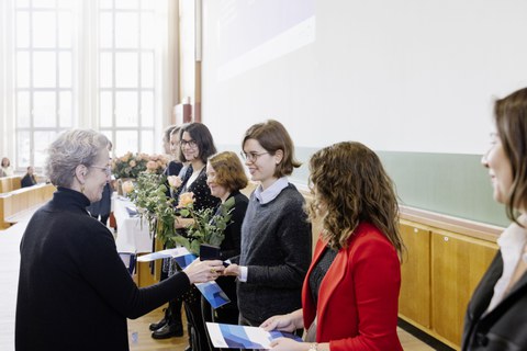 Die Rektorin übergibt Preise an Studenten.