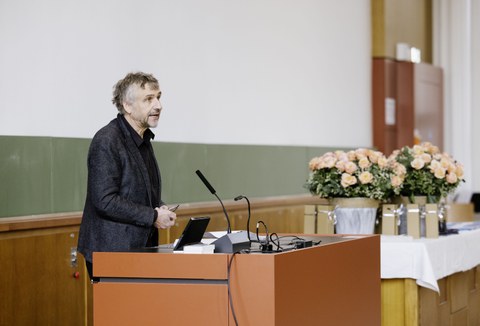 Der Prorektor Bildung der TUD steht an einem Pult.