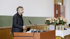 Der Prorektor Bildung der TUD steht an einem Pult.