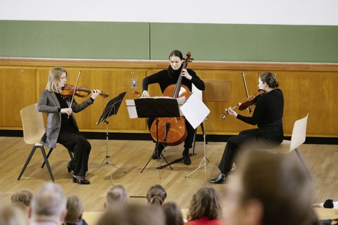 Streichertrio auf einer Bühne.