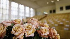 Rosen vor einem leeren Hörsaal.
