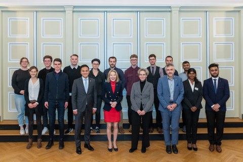 Dr. Amy Gutmann, US-Botschafterin in der Bundesrepublik Deutschland, und Ken Toko, US-Generalkonsul in Leipzig, mit den Studierenden sowie TUD-Rektorin Prof. Ursula M. Staudinger und Prof. Michael Kobel, Prorektor Bildung.