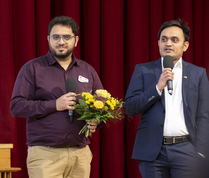 Foto von 2 Vetretern der Student Welcome Initiative, die einen Preis gewonnen haben.