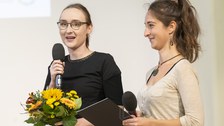 Foto von 2 Vetreterinnen vom Team AufeinanderAchten, die einen Preis gewonnen haben.