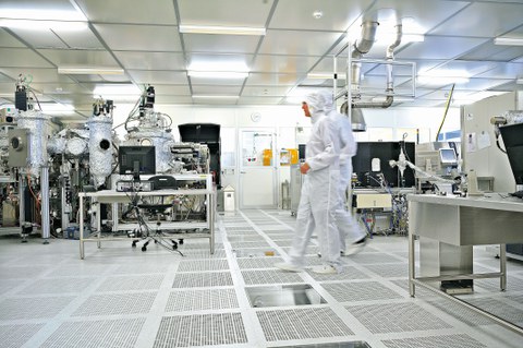 Forscher arbeiten in einem Labor.