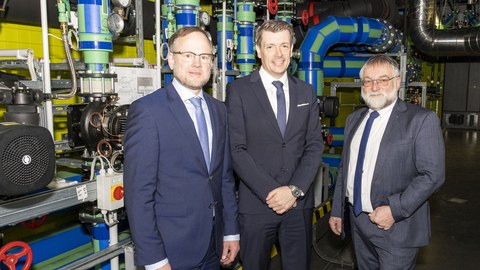 Gruppenfoto v.l.n.r.: Dr. Rutger Kretschmer, Oliver Gaber, Prof. Wolfgang E. Nagel vor einer Konstruktion aus Abwärmerohren.