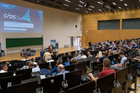 Blick vom Hörsaal auf ein Podium.
