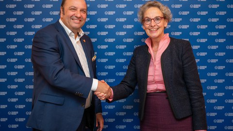 Dr. Manfred Horstmann, Geschäftsführer von GlobalFoundries Dresden und TUD-Rektorin Prof.in Ursula M. Staudinger schütteln sich die Hände.