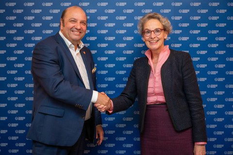 Dr. Manfred Horstmann, Geschäftsführer von GlobalFoundries Dresden und TUD-Rektorin Prof.in Ursula M. Staudinger schütteln sich die Hände.