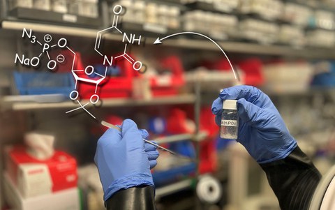 Zwei Hände in Schutzausrüstung halten ein Glas mit einer Chemikalie in der Hand. Links oben die entsprechende Formel dazu.