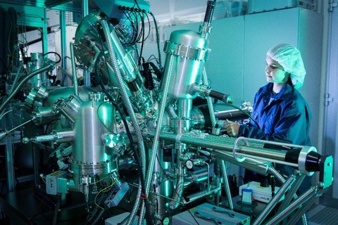 Junge Frau arbeitet an einer wissenschaftlichen Apparatur.