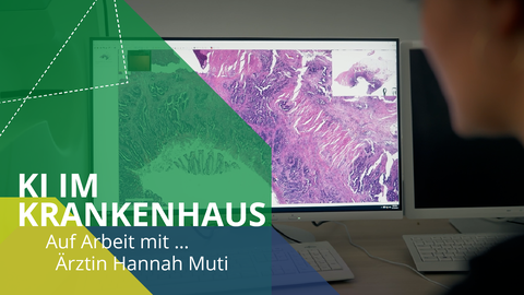 Foto von einem Computerbildschirm, der ein Gewebeschnitt in lila Farbe zeigt. Im Vordergrund ist unscharf das Gesicht einer Person abgebildet. Das Bild enthält zudem Grafik in Form von grün, gelb und blauen Farbflächen sowie dem Text: KI im Krankenhaus, Auf Arbeit mit ... Ärztin Hannah Muti.