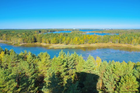 zwischen Wäldern sieht man blaue Seen