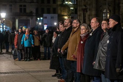 Menschen bilden eine Menschenkette