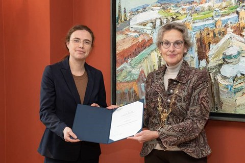Die Rektorin übergibt die Ernennungsurkunde an Prof. Fischer-Friedrich
