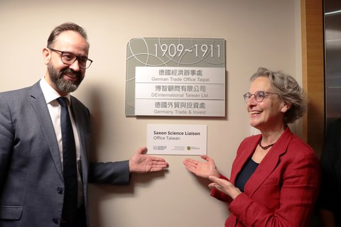 Minister of Science Sebastian Gemkow and the Rector of TU Dresden, Prof. Ursula Staudinger, in front of the newly opened Scientific Liaison Office in Taiwan.