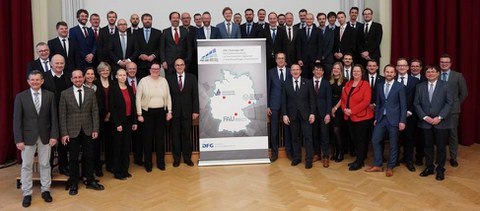 Gruppenfoto, das alle Mitglieder des Sonderforschungsbereichs/Transregio 285 zeigt.