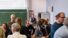 Personen in einem Seminarraum.