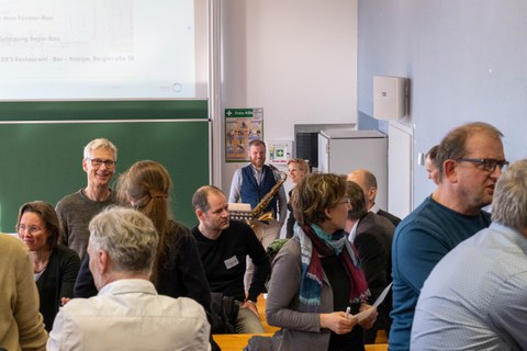 Personen in einem Seminarraum.