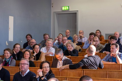 Personen in einem kleinen Hörsaal.