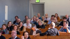 Personen in einem kleinen Hörsaal.