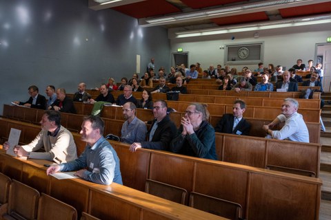 Personen in einem Hörsaal.