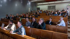 Personen in einem Hörsaal.