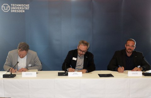 V.l.n.r.: Benjamin Schenk, Generalsekretär des Allgemeinen Deutschen Hochschulsportverbands, Jan Gerken, Kanzler der TU Dresden, und Christian Pöhler, Leiter Olympiastützpunkt Sachsen, unterzeichnen die novellierte und ausgebaute Kooperationsvereinbarung.