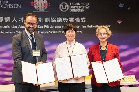 V.l.n.r.: Wissenschaftsminister Sebastian Gemkow, TSMC Senior-Vice-President, Lora Ho und die Rektorin der TU Dresden, Prof. Ursula Staudinger, nach der Unterzeichnung der Vereinbarung bei TSMC in Taichung.