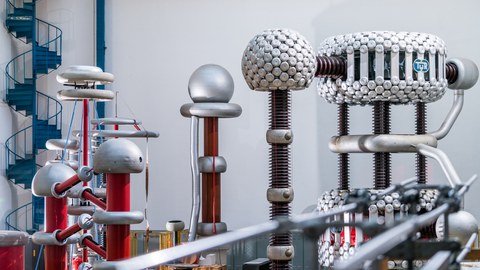 Fotoaufnahme von technischen Geräten in der Hochspannungshalle der TU Dresden.