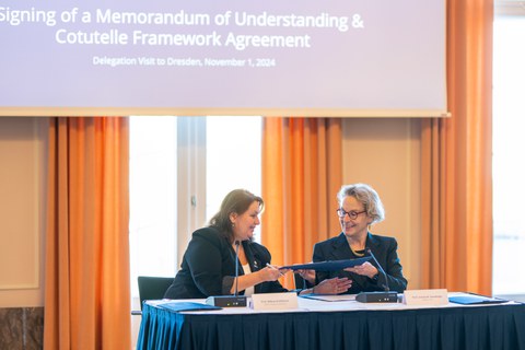 Foto von Prof.in Ursula Staudinger, Rektorin der TU Dresden und Prof.in Milena Králíčková, Rektorin der Karl-Universität, bei der Unterzeichnung einer Kooperationsvereinbarung.