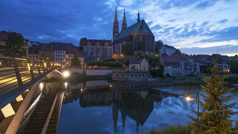 Foto: Blick vom polnischen Görlitz auf die Peterskirche und die Altstadtbrücke über die Neiße.