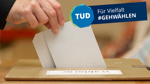 Fotoaufnahme einer Hand, die einen Wahlzettel in den Schlitz einer Wahlurne steckt. Das Bild enthält zudem eine Grafik mit dem Text: TUD Für Vielfalt #GehWählen.