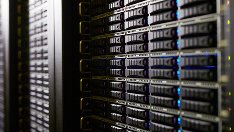 Nahaufnahme von Computerservern.