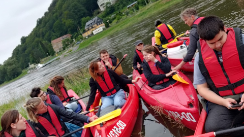 Studierende in Kanus auf der Elbe