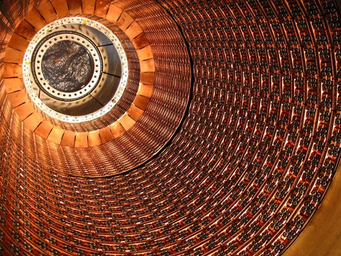Fotoaufnahme des Innern des Flüssig-Argon-Kalorimeters im CERN. Es misst geladene und neutrale Teilchen in einem breiten Energiebereich.