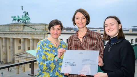 Übergabe des Zertifikats "Vielfalt gestalten" an die Prorektorin Forschung und zwei Mitarbeiterinen s