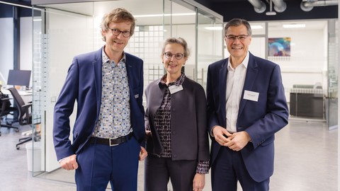 Gruppenfoto von Dr. Kai Wicker, Prof.in Ursula Staudinger und Dr. Karl Lamprecht im ZEISS Innovation Hub Dresden.
