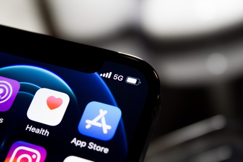 Foto vom rechten oberen Teil eines Handys. Zu sehen sind mehrere Apps, darunter eine Gesundheitsapp