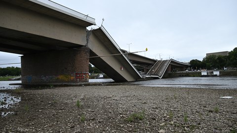 Die eingestürzte Teil der Carolabrücke in Dresden.
