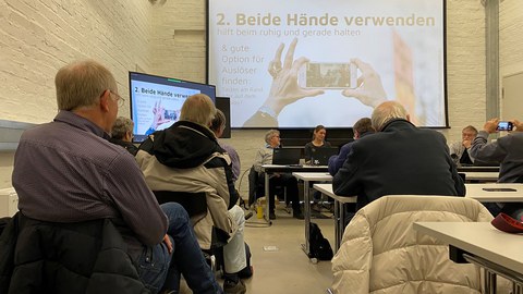 Taking photos with your cell phone: Members of the Seniors' Academy can brush up on their photography skills as part of a lecture at the Medienkulturzentrum.