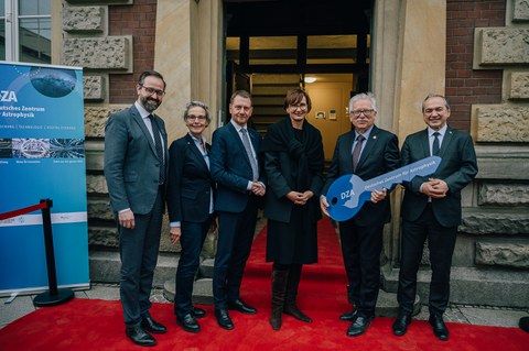 V.l.n.r.: Wissenschaftsminister Sebastian Gemkow, TUD-Rektorin Prof. Ursula Staudinger, Ministerpräsident Michael Kretschmer, Bundesforschungsministerin Bettina Stark-Watzinger, DZA-Gründungsdirektor Prof. Günther Hasinger und Octavian Ursu, OB Görlitz. 