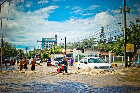 Foto einer Stadt bei Hochwasser.