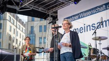 Fotoaufnahme von der Rektorin der TU Dresden, Prof. Ursula Staudinger, die auf dem Dresdner Altmarkt spricht.