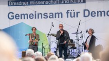 Fotoaufnahme von TUD-Rektorin Prof.in Ursula Staudinger, Joachim Klement, Intendant des Staatsschauspiels, und Christiane Mennicke-Schwarz, Leiterin des Kunsthauses Dresden.