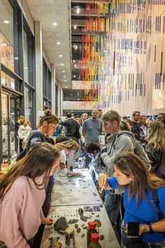 Fotoaufnahme von Menschen an einem Stand im Chemiegebäude der TU Dresden.