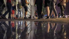 Foto von zahlreichen Menschen vor dem Hörsaalzentrum der TU Dresden. In einer Pfütze spiegeln sich Menschen.